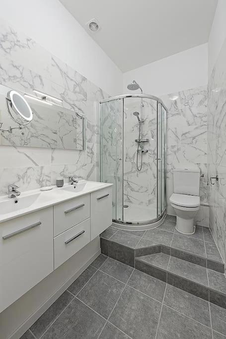 #18 Rossetti 2 Bedrooms , Old Nice/ac Apartment *